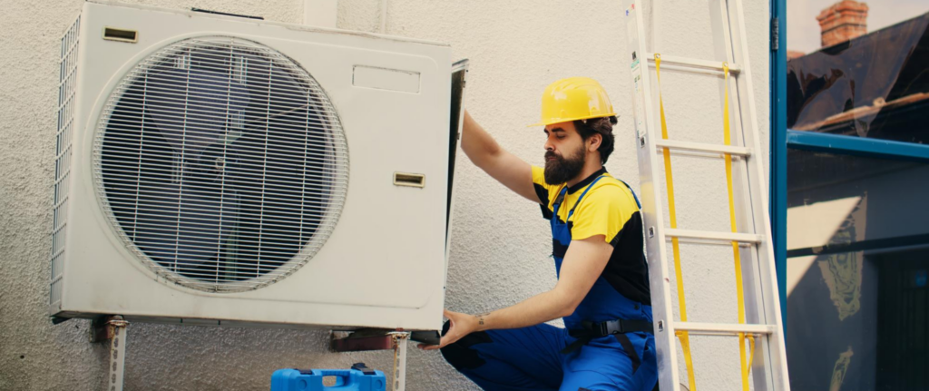 seorang teknisi sedang membongkar unit AC outdoor