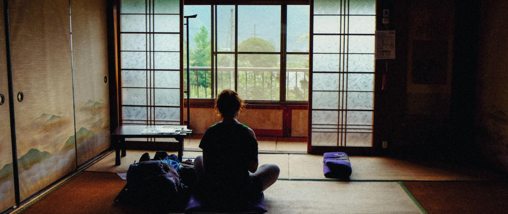 seseorang sedang melakukan yoga di dalam kamar bergaya jepang 