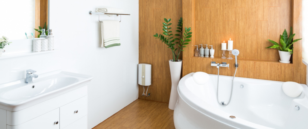 kamar mandi dengan lantai dan dinding motif kayu