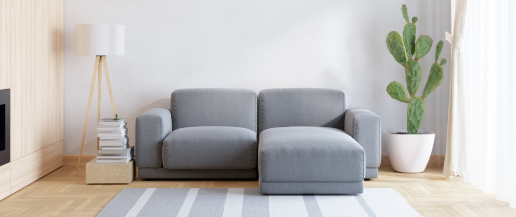 sofa abu-abu di ruang tamu berwarna putih