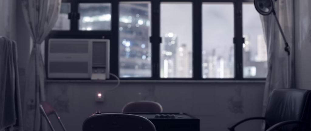 Ruang keluarga dengan window AC unit