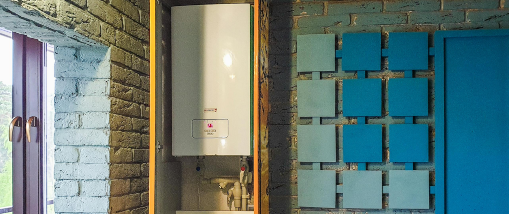 water heater diletakkan di dalam kabinet kayu