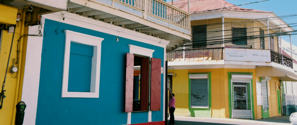 rumah dengan cat warna terang biru putih dan kuning hijau