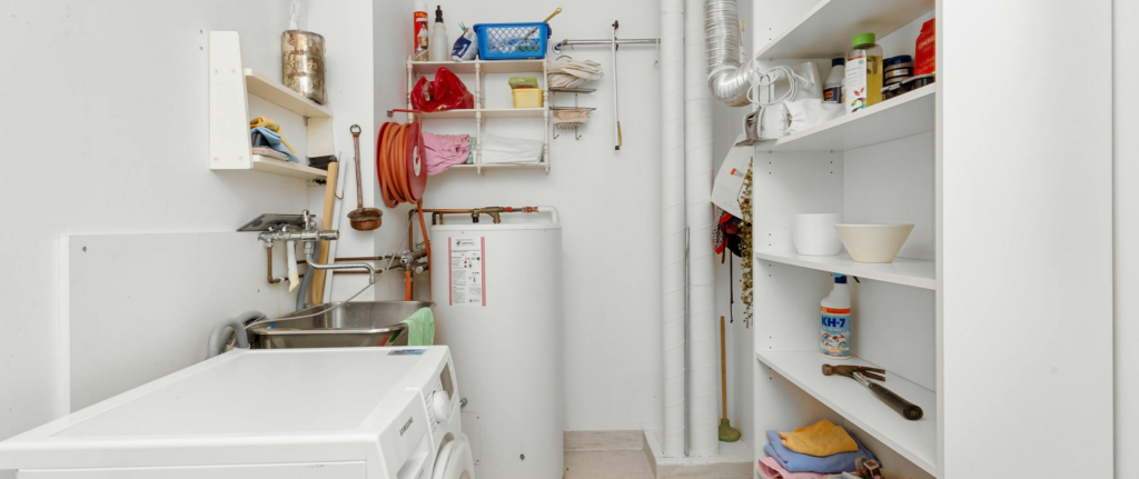 water heater, mesin cuci, wastafel, dan perlengkapan laundry lain