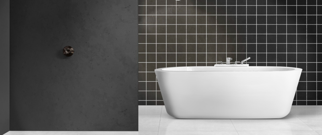 kamar mandi dengan bathtub dan lantai putih serta dinding monokrom hitam