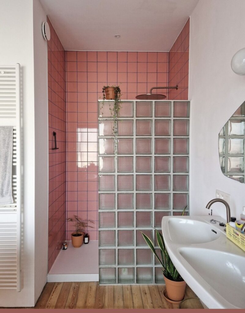 Shower glass panel di sebagai pembatas di kamar mandi