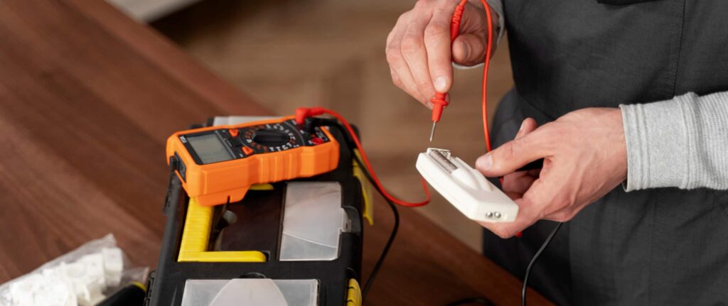 orang yang memakai alat penguji multimeter