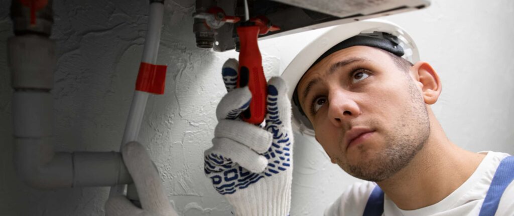 orang yang memperbaiki water heater