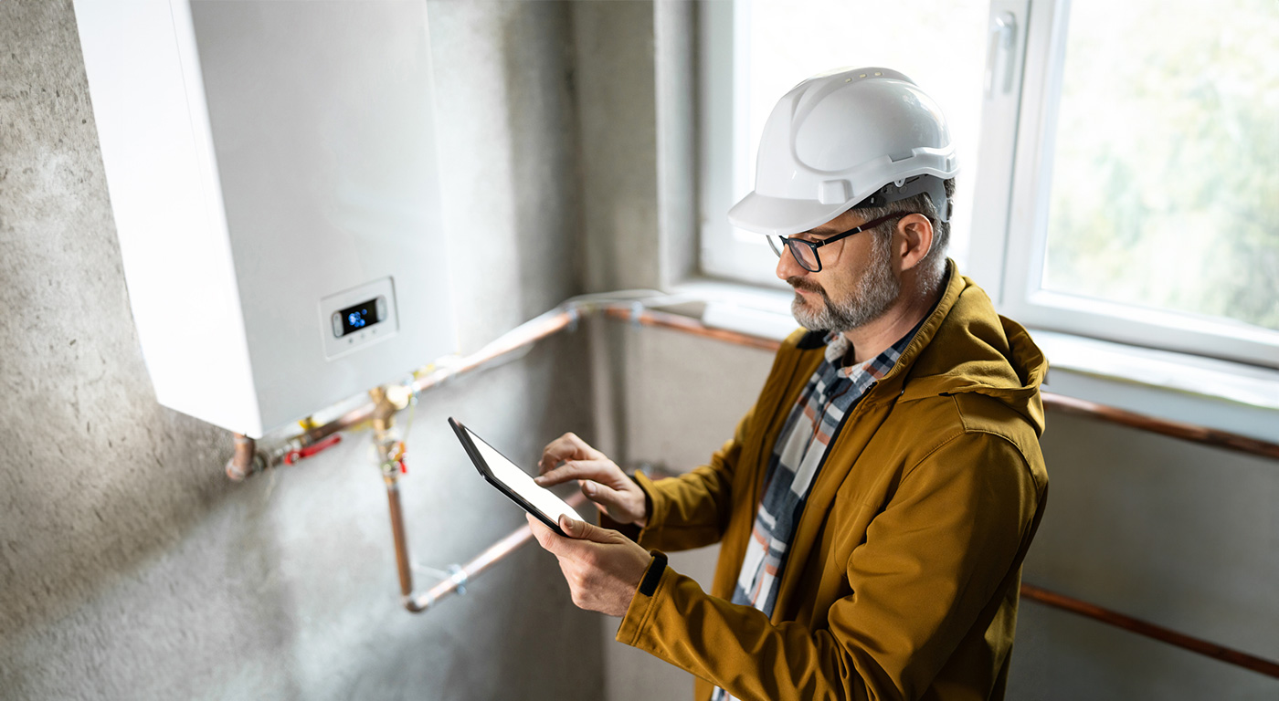 Tehnician langa o centrala termica