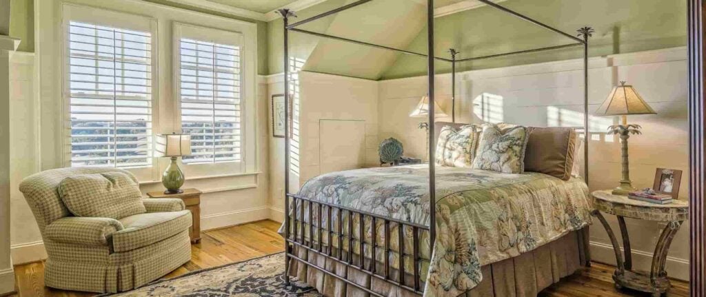 kamar tidur dengan nuansa sage dan putih