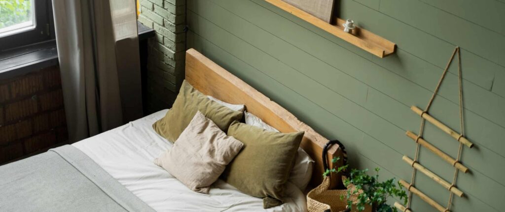 kamar tidur nuansa sage dengan elemen kayu