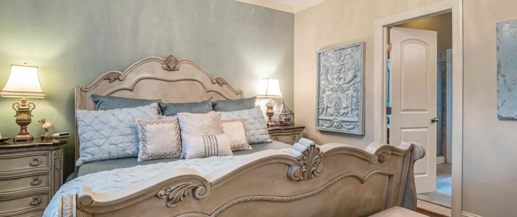 kamar tidur nuansa sage, abu-abu, dan biru pastel