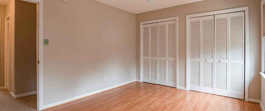 ruangan dengan lantai kayu dan pencahayaan alami