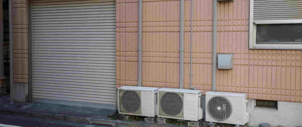 tiga unit AC outdoor berjejer di dinding bangunan tiga unit AC outdoor berjejer di dinding bangunan