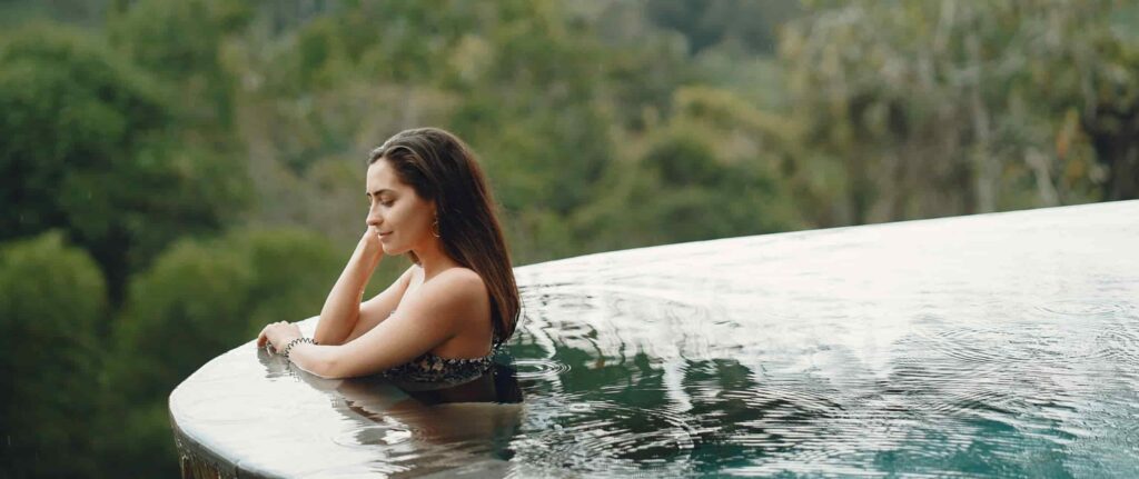 wanita sedang bersantai di kolam renang infinity wanita sedang bersantai di kolam renang infinity