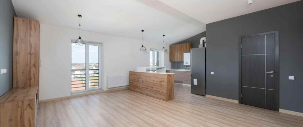 dapur dengan dinding warna putih dan abu-abu gelap