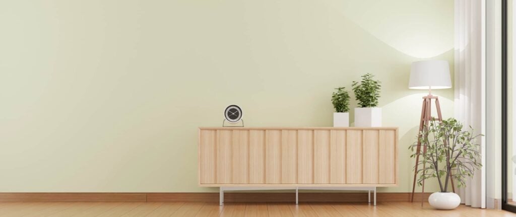 dinding warna sage muda dan nakas warna putih