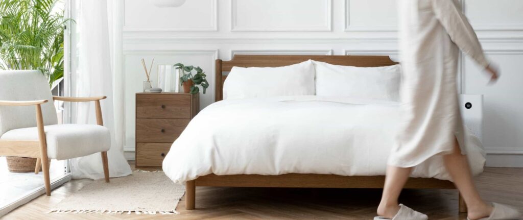 wanita berjalan di dalam kamar bergaya skandinavia