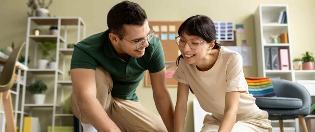 pria dan wanita berdiskusi sambil tertawa terkait konsep desain rumah