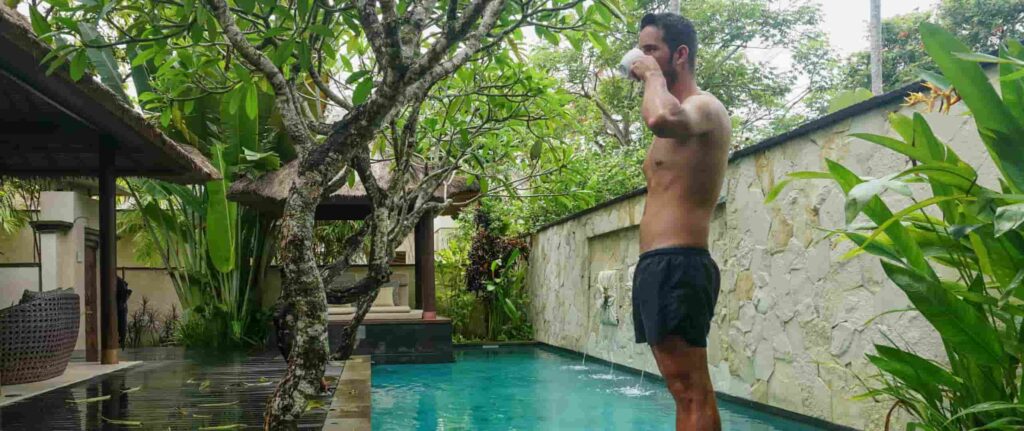 pria dengan celana pendek berdiri di tepi kolam renang pria dengan celana pendek berdiri di tepi kolam renang