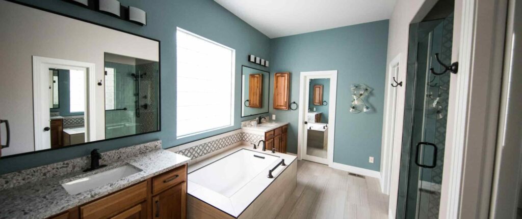 kamar mandi cat abu-abu dan putih