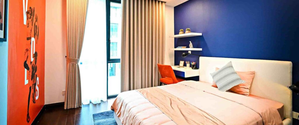 kamar dengan kombinasi dua warna biru dan jingga pada dinding