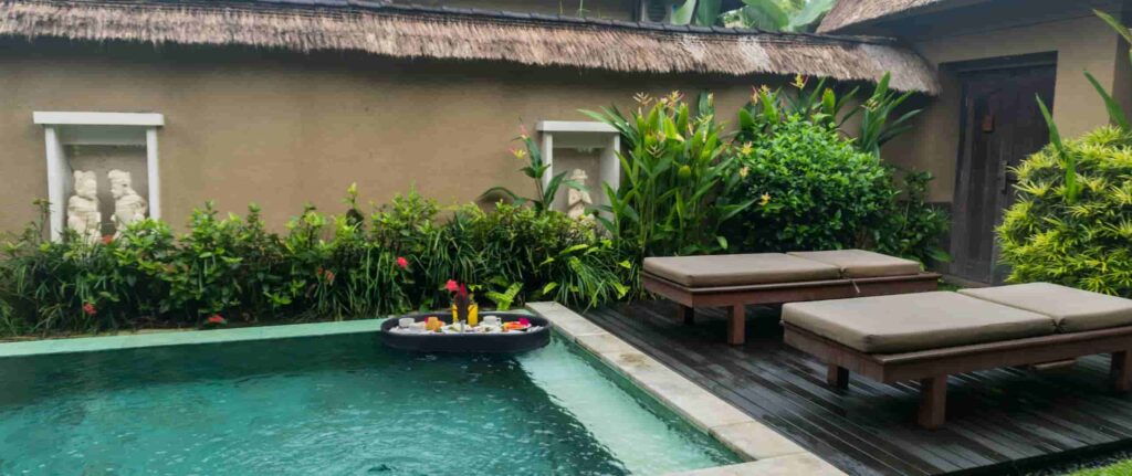 kolam renang minimalis dengan daybed