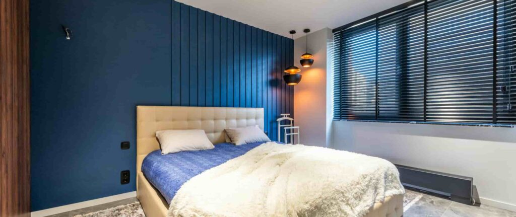 Kamar tidur dengan dinding warna royal blue