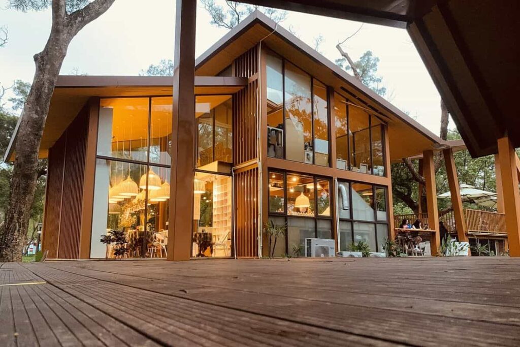 Atap miring dan jendela besar pada rumah kayu modern