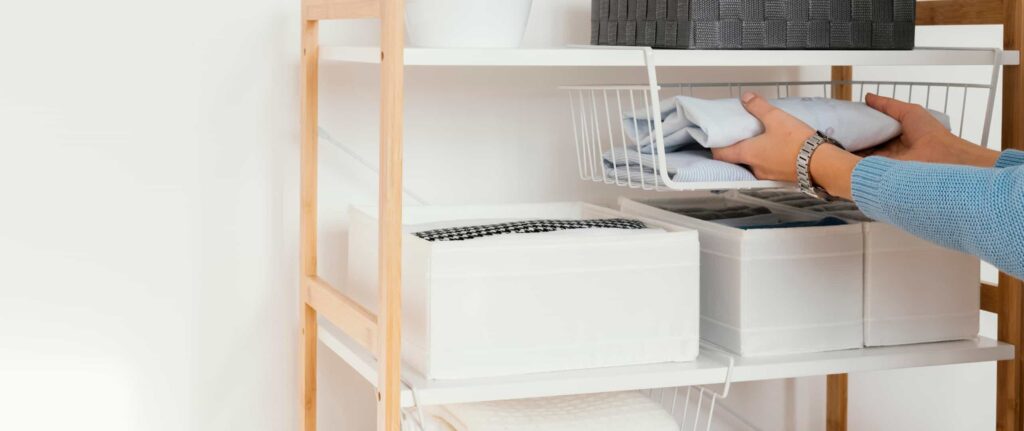 orang yang menyimpan kain di rak orang yang menyimpan kain di rak