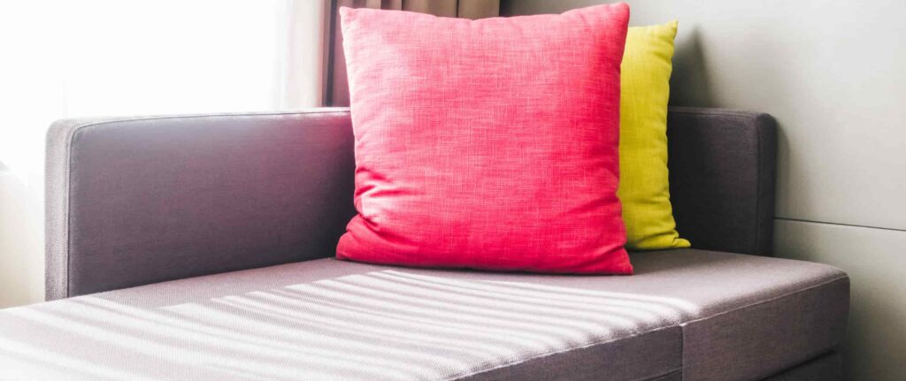 sofa bed dengan bantal merah dan kuning sofa bed dengan bantal merah dan kuning