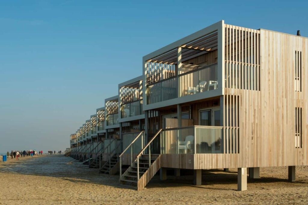 Rumah panggung di pinggir pantai