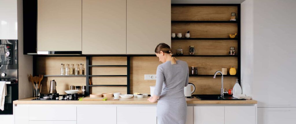 interior putih cokelat