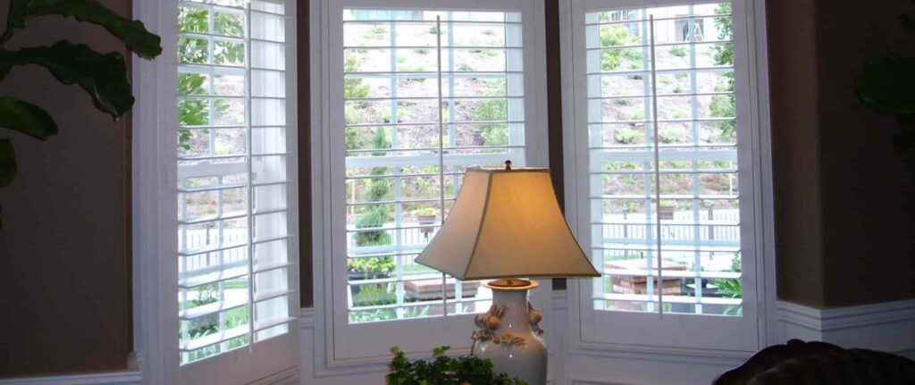 Crown molding di ruang tamu