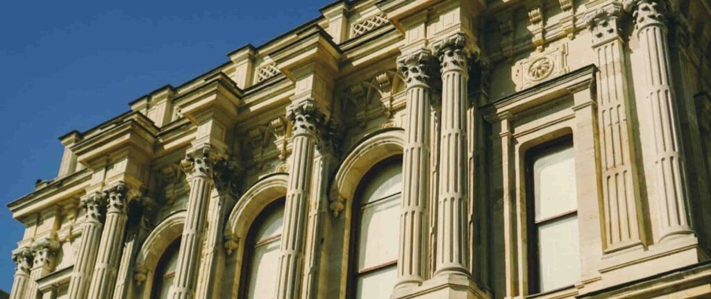 Fasad bangunan Eropa klasik