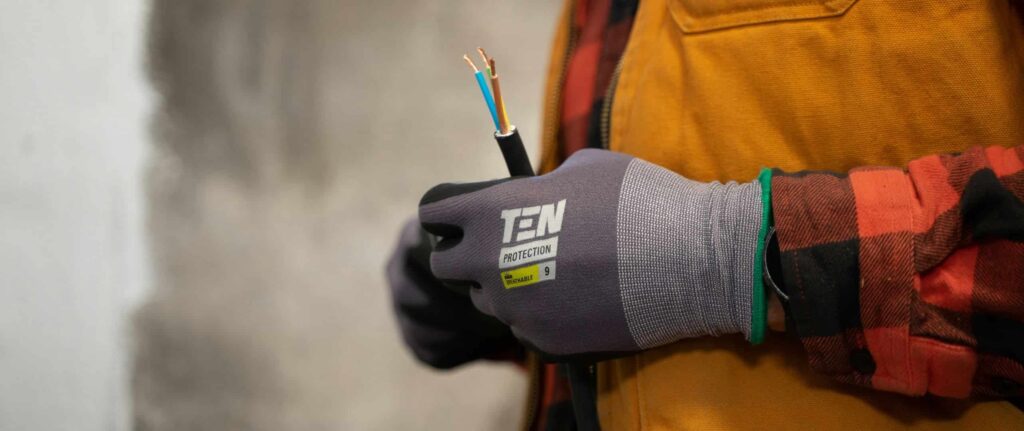 orang yang membawa kabel