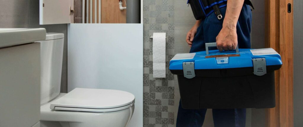 orang yang membawa alat ke kamar mandi untuk memeriksa kondisi WC orang yang membawa alat ke kamar mandi untuk memeriksa kondisi WC