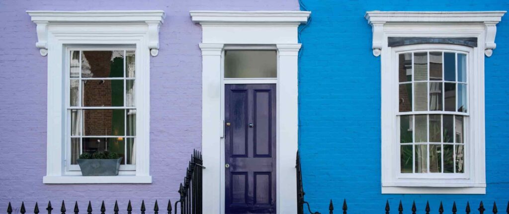 rumah dengan cat warna biru dan ungu