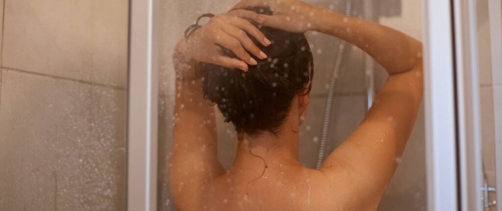 wanita mandi di bawah shower wanita mandi di bawah shower