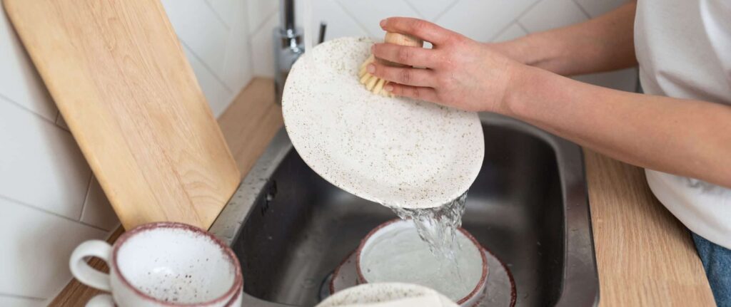 orang yang mencuci alat makan