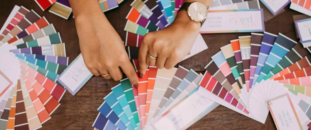 orang yang dikelilingi oleh color palet