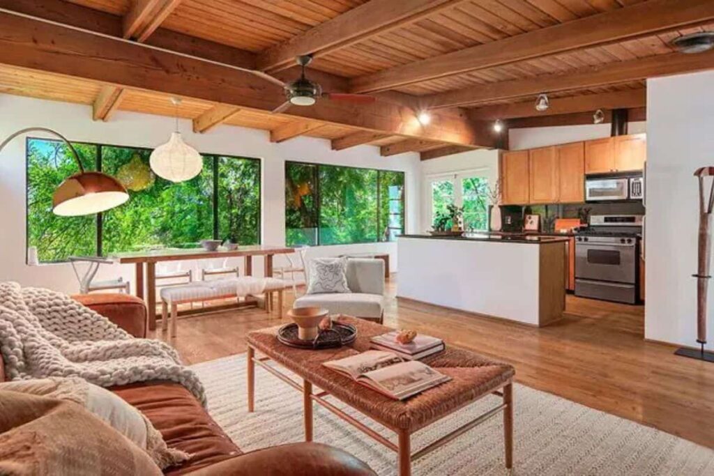 Open floor plan yang membuat area dalam rumah lebih lega