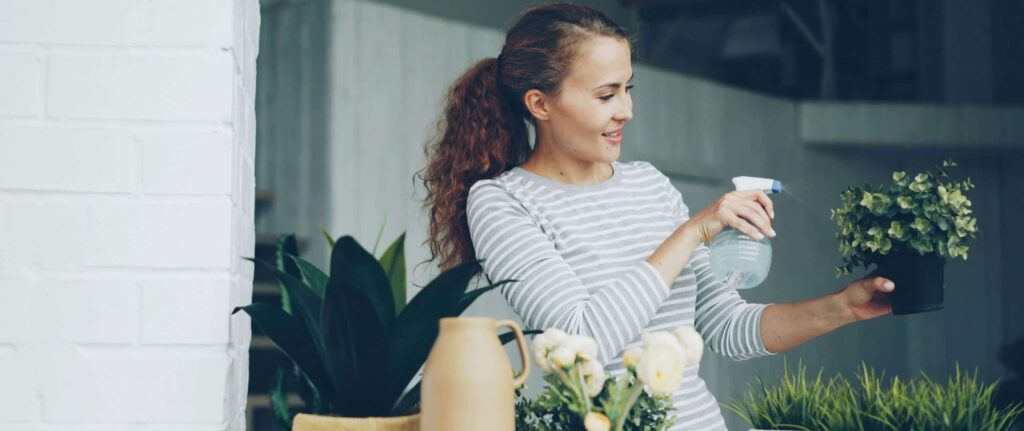 orang yang merawat tanaman di luar rumah orang yang merawat tanaman di luar rumah