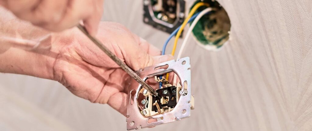 orang yang memasang kabel pada stop kontak