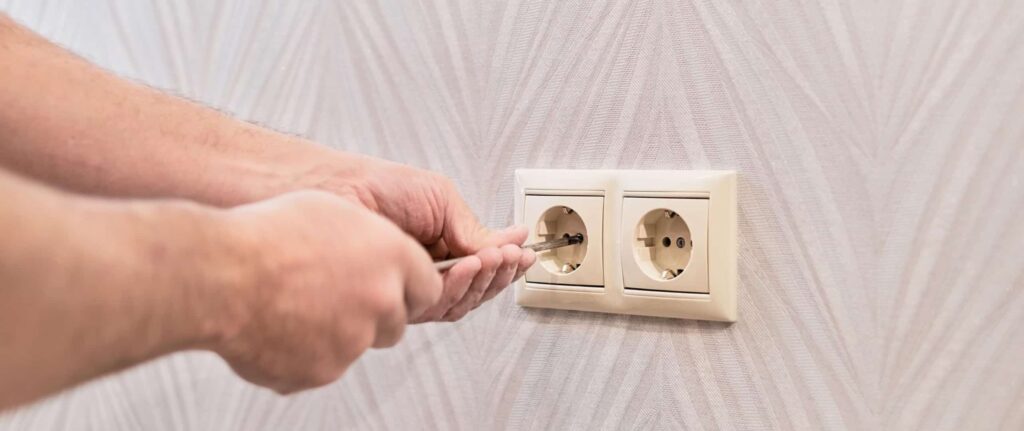 seseorang sedang memeriksa stop kontak seseorang sedang memeriksa stop kontak