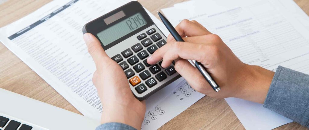 orang yang menghitung dengan kalkulator