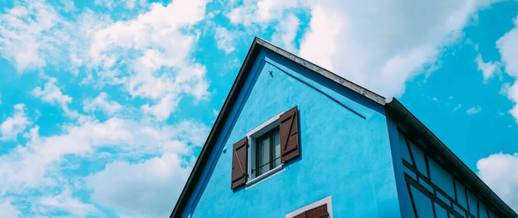 rumah dengan fasad warna biru