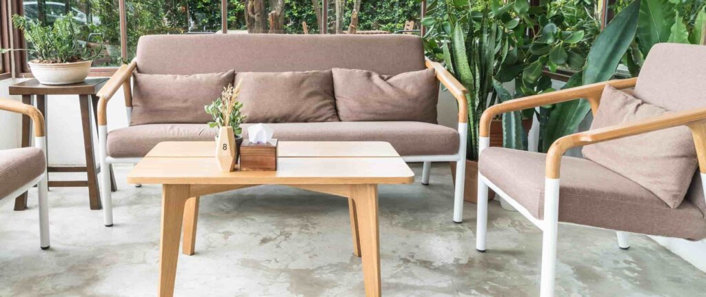 rumah dengan meja dan kursi di teras minimalis tropis