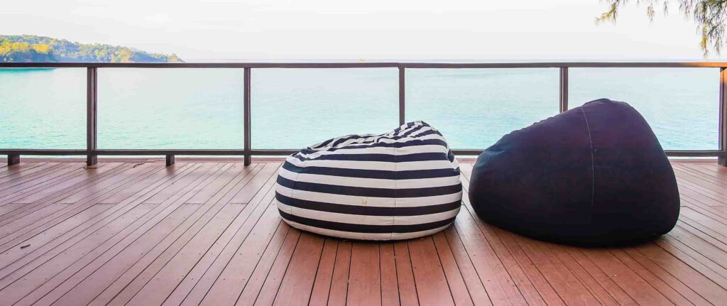 rumah dengan teras minimalis di balkon