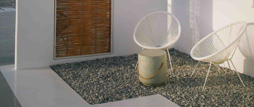 rumah dengan meja dan kursi di teras minimalis boho